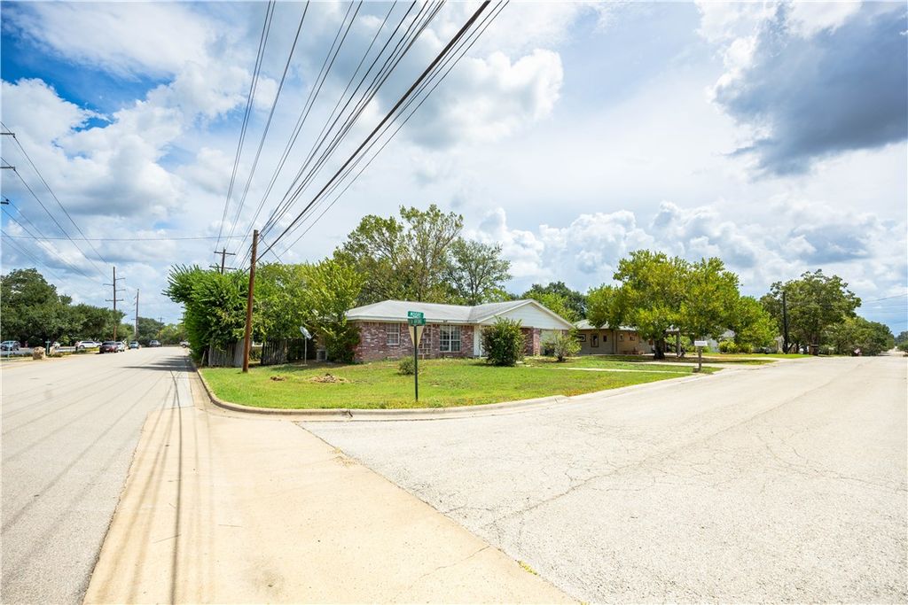 606 North Moore Street, Caldwell, TX 77836 — photo 2