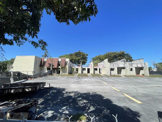8921 Palm Tree Lane 8921, Pembroke Pines, FL 33024