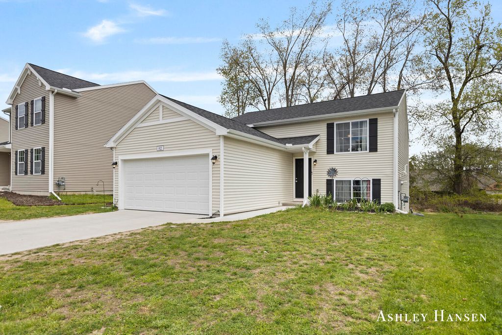 812 Strauss Court, Greenville, MI 48838