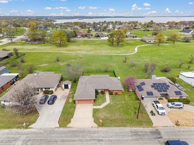 240 Half Moon Way, Runaway Bay, TX 76426