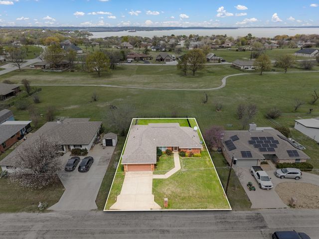 240 Half Moon Way, Runaway Bay, TX 76426