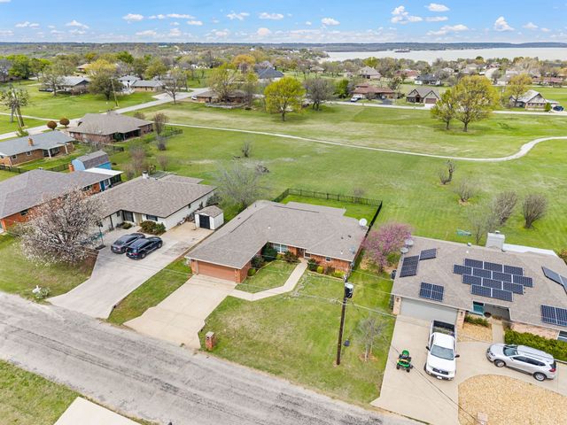 240 Half Moon Way, Runaway Bay, TX 76426