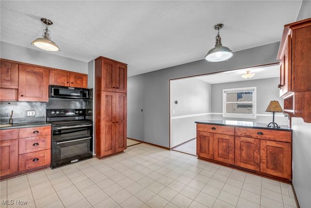5770 N Crossview Road, Seven Hills, OH 44131