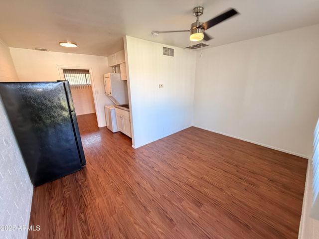 6802 W GLENDALE Avenue 11, Glendale, AZ 85303