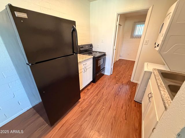 6802 W GLENDALE Avenue 11, Glendale, AZ 85303