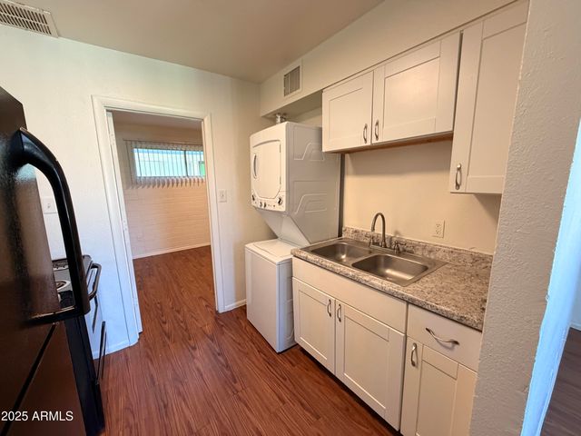 6802 W GLENDALE Avenue 11, Glendale, AZ 85303