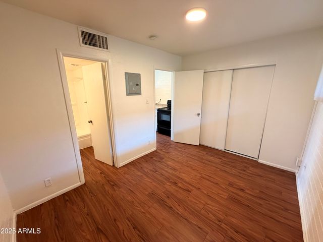 6802 W GLENDALE Avenue 11, Glendale, AZ 85303