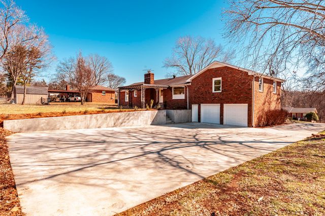 704 Emily Dr, Goodlettsville, TN 37072