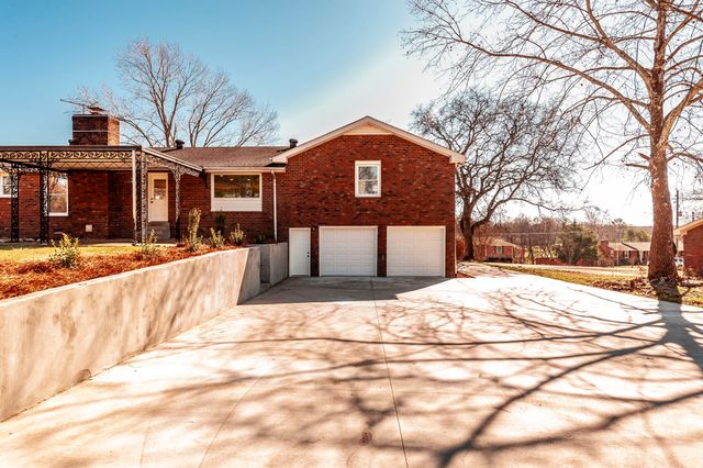 704 Emily Dr, Goodlettsville, TN 37072