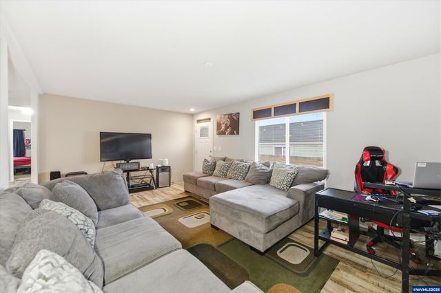 5217 Silver Lp NE 209, Salem, OR 97305