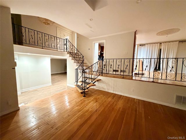 48 Robin Lane, Plainview, NY 11803