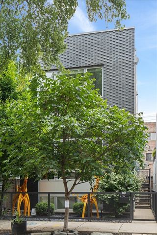 2109 W Race Avenue, Chicago, IL 60612