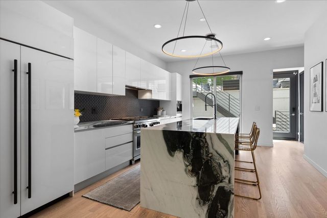 2109 W Race Avenue, Chicago, IL 60612