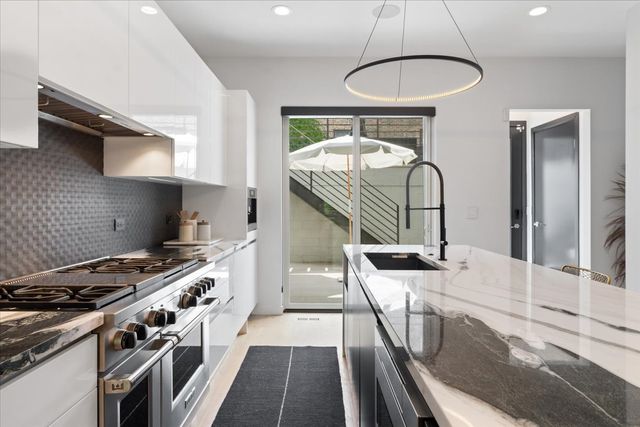 2109 W Race Avenue, Chicago, IL 60612