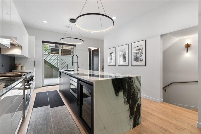 2109 W Race Avenue, Chicago, IL 60612