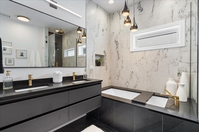 2109 W Race Avenue, Chicago, IL 60612