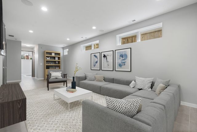 2109 W Race Avenue, Chicago, IL 60612