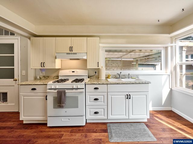 845 S Water St, Silverton, OR 97381