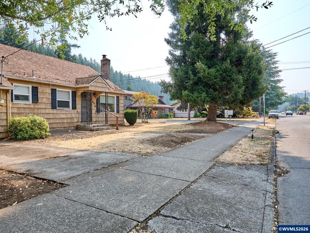 845 S Water St, Silverton, OR 97381