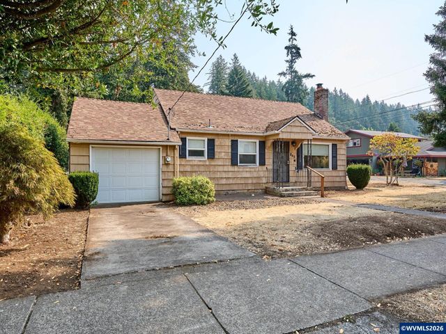 845 S Water St, Silverton, OR 97381