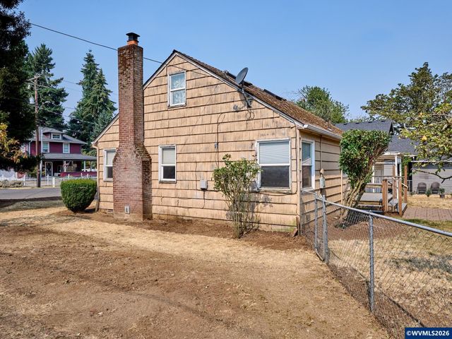845 S Water St, Silverton, OR 97381