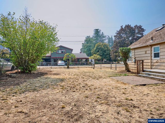 845 S Water St, Silverton, OR 97381