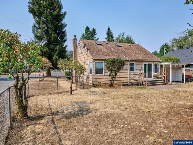 845 S Water St, Silverton, OR 97381