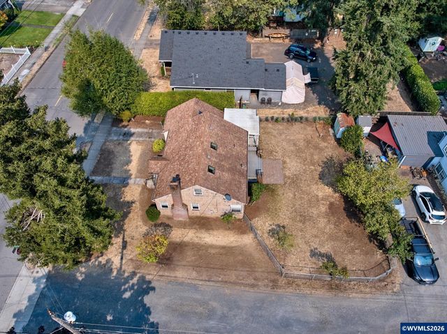 845 S Water St, Silverton, OR 97381