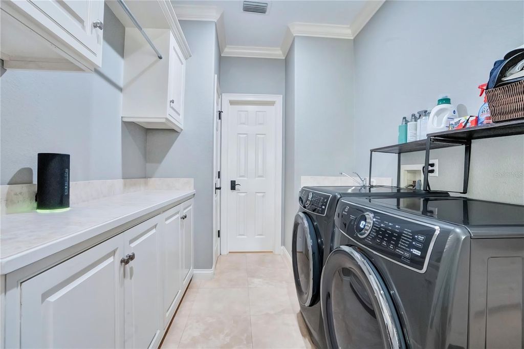 Image 24 of property listing at 515 W 2ND AVENUE, Windermere, FL 34786