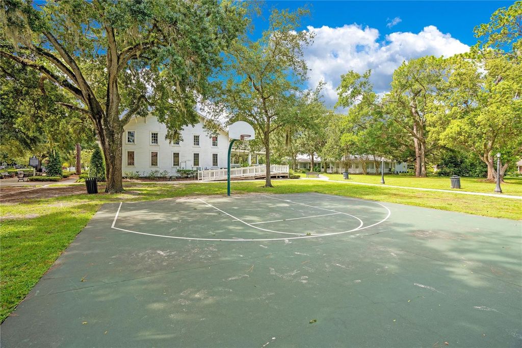 Image 73 of property listing at 515 W 2ND AVENUE, Windermere, FL 34786
