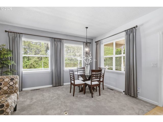 667 72ND St, Springfield, OR 97478