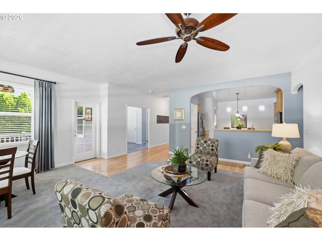 667 72ND St, Springfield, OR 97478
