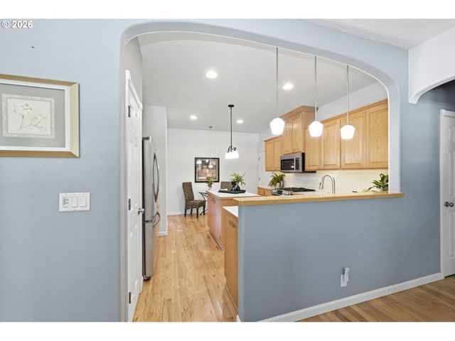 667 72ND St, Springfield, OR 97478