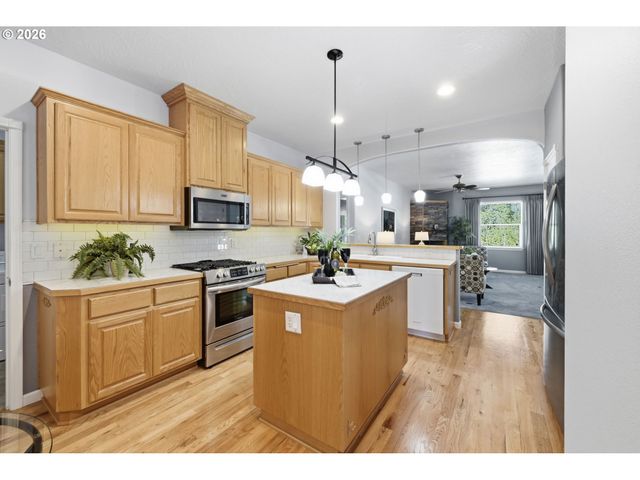 667 72ND St, Springfield, OR 97478
