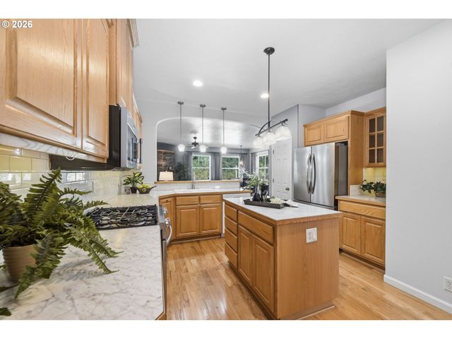 667 72ND St, Springfield, OR 97478
