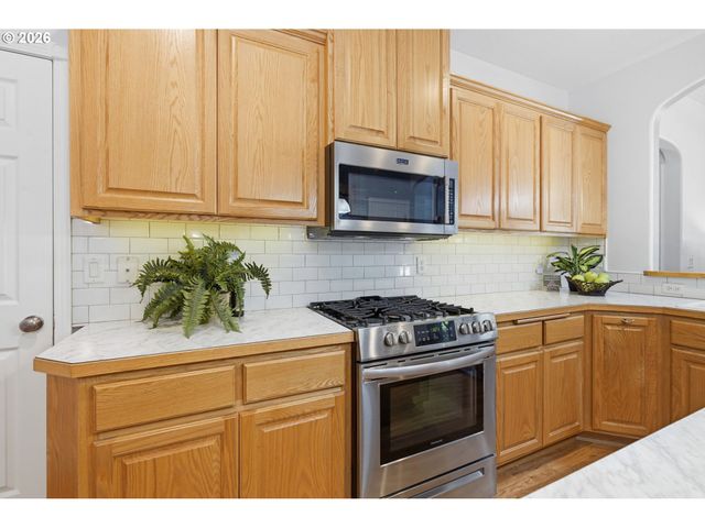 667 72ND St, Springfield, OR 97478