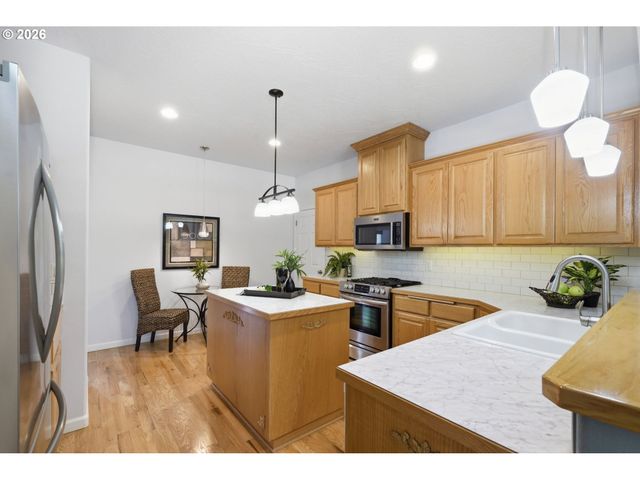 667 72ND St, Springfield, OR 97478