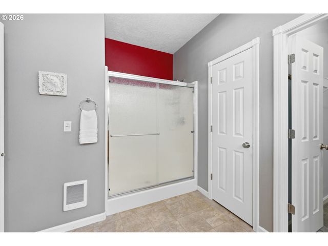 667 72ND St, Springfield, OR 97478