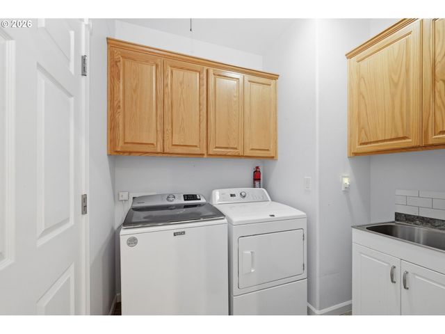 667 72ND St, Springfield, OR 97478