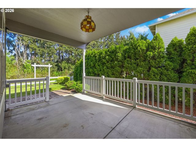 667 72ND St, Springfield, OR 97478