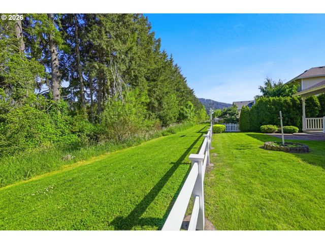 667 72ND St, Springfield, OR 97478