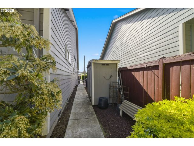 667 72ND St, Springfield, OR 97478