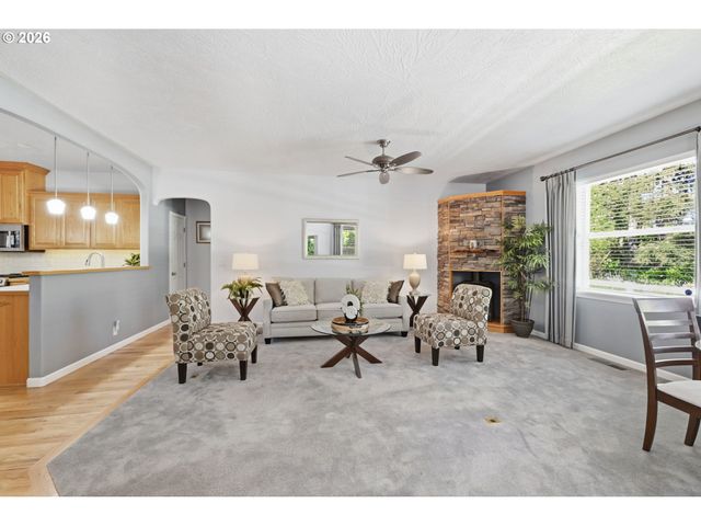 667 72ND St, Springfield, OR 97478