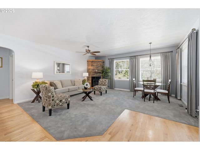 667 72ND St, Springfield, OR 97478
