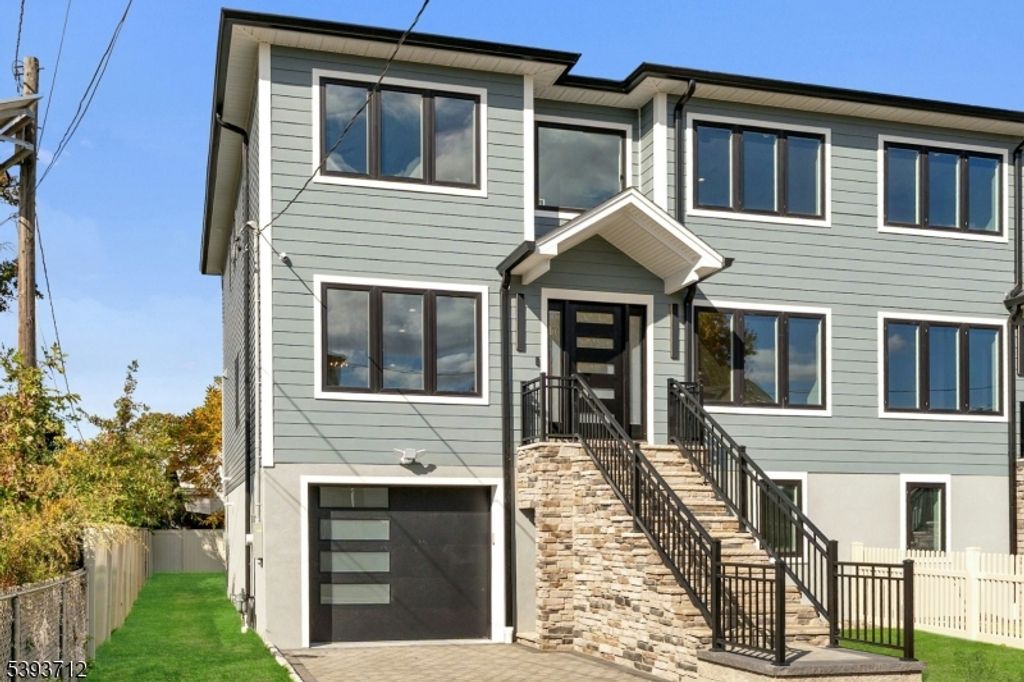 25 Pulaski Ave A, Wallington Boro, NJ 07057