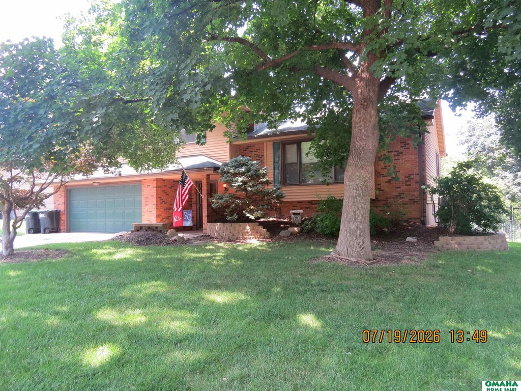12228 Deer Hollow Drive, Omaha, NE 68154