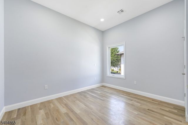 9 5Th St, Fair Lawn Boro, NJ 07410