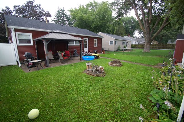 2729 Bellevue Avenue, Bettendorf, IA 52722
