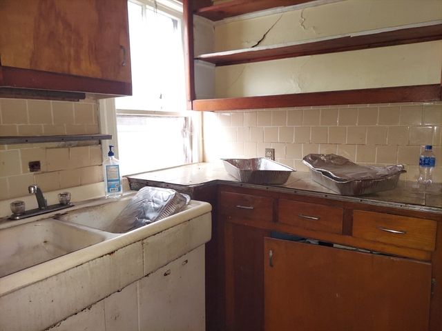 63 Charlotte St, Worcester, MA 01610