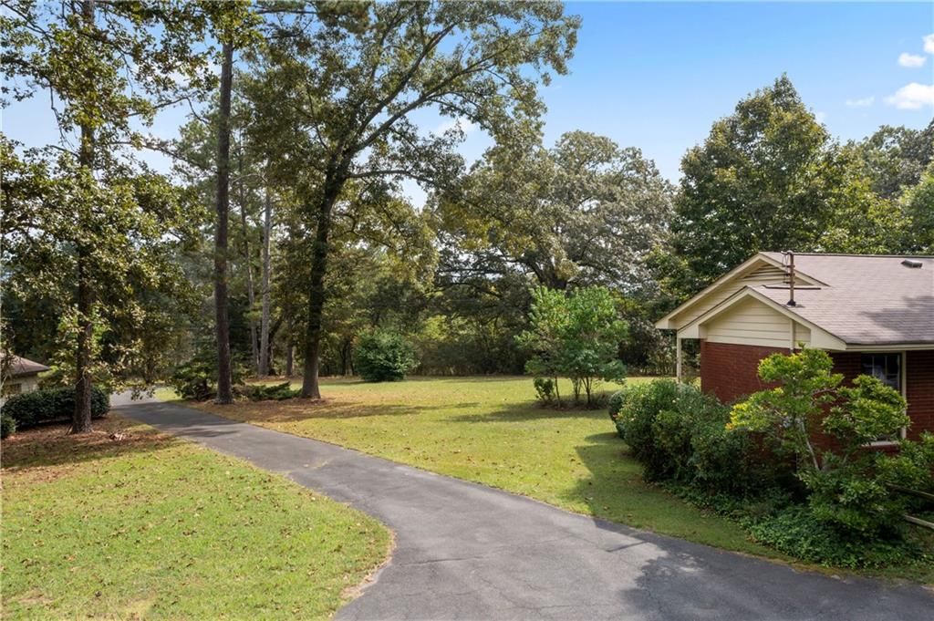 Image 12 of property listing at 79 Floyd Road SW, Cartersville, GA 30120